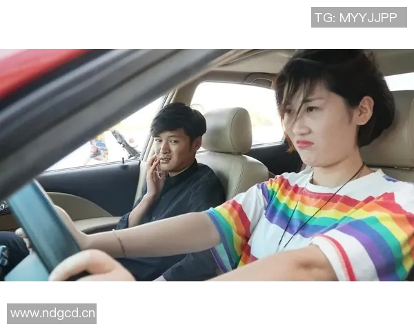 刚满18岁的小伙学驾照女友驾车送他去巴萨训练场