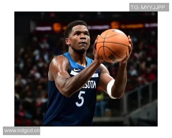 爱德华兹首节表现出色7投5中斩获12分并贡献1次抢断