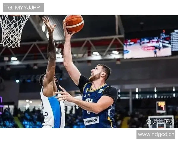 布克外线手感冰凉三分球失准却依然砍下27分助攻表现抢眼